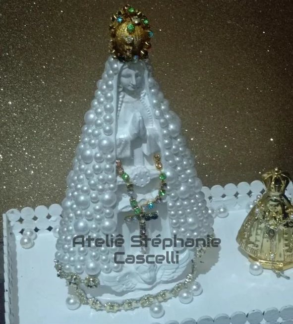 Imagem de Nossa Senhora decorada com pérolas brancas e strass