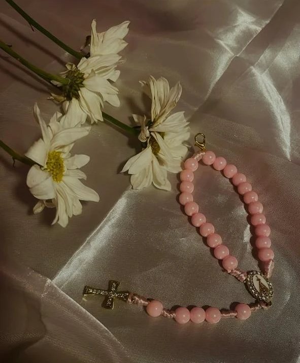 Terço de braço infantil rosa com medalha de Nossa Senhora