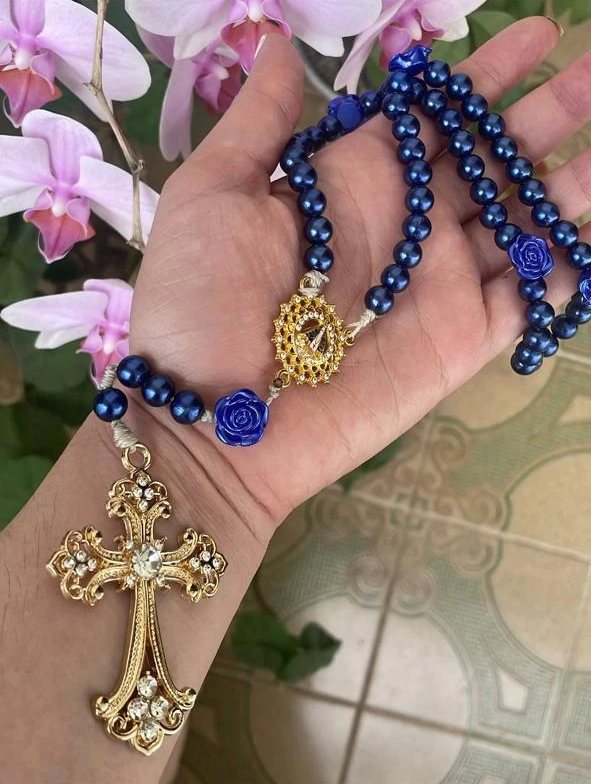 Terço azul Manto de Maria com crucifixo dourado