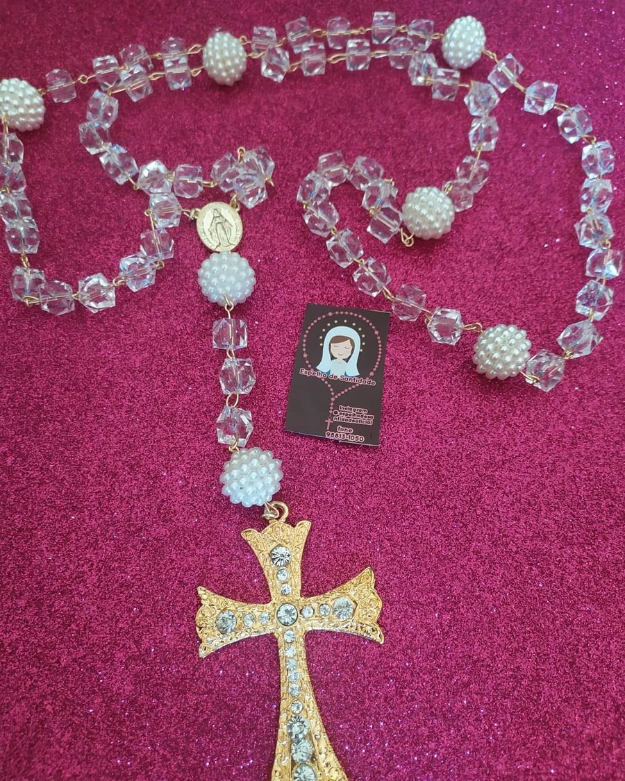 Terço de noiva com cristais, pérolas e crucifixo dourado